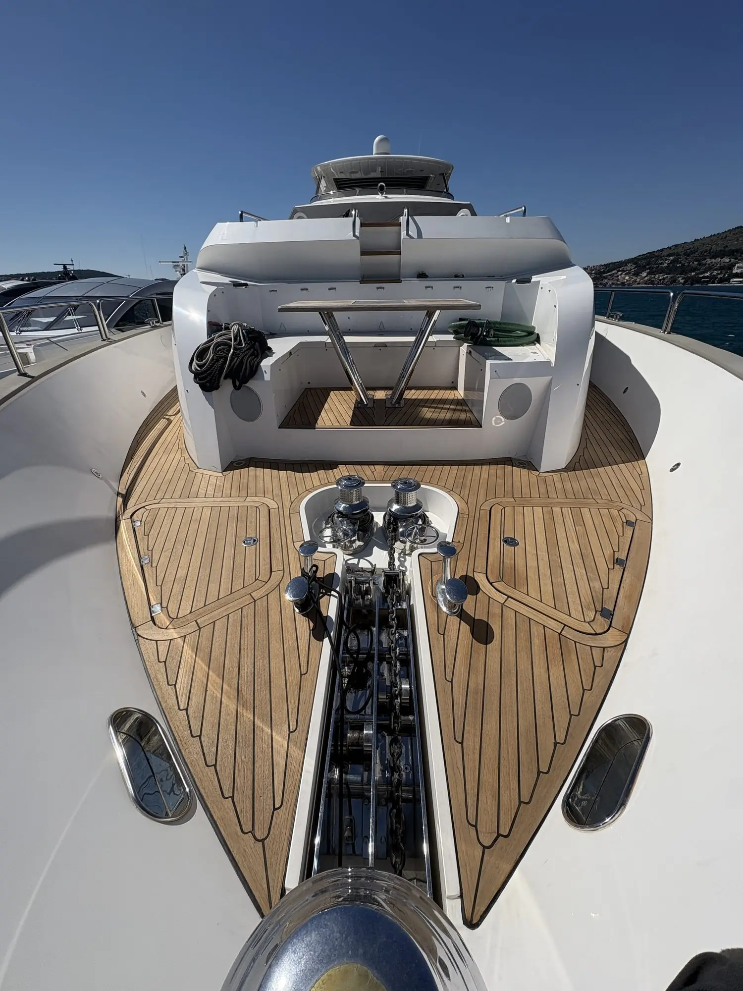Sunseeker 95 new teak foredeck seen from the bow